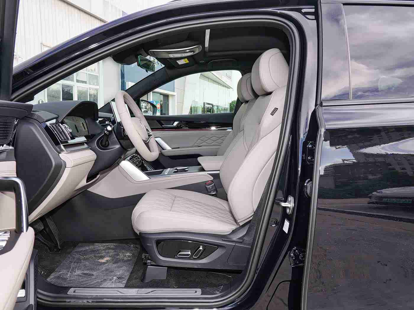 真人拔萝卜：新能源汽车动力挑战，绿色出行新风尚-1