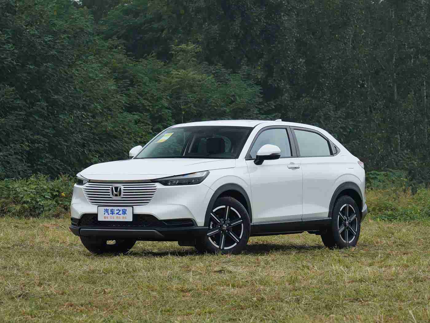 未满十八岁禁止下载：“智能驾驶助手引热议：关注未成年人安全，汽车软件限龄使用新规引发思考”-1