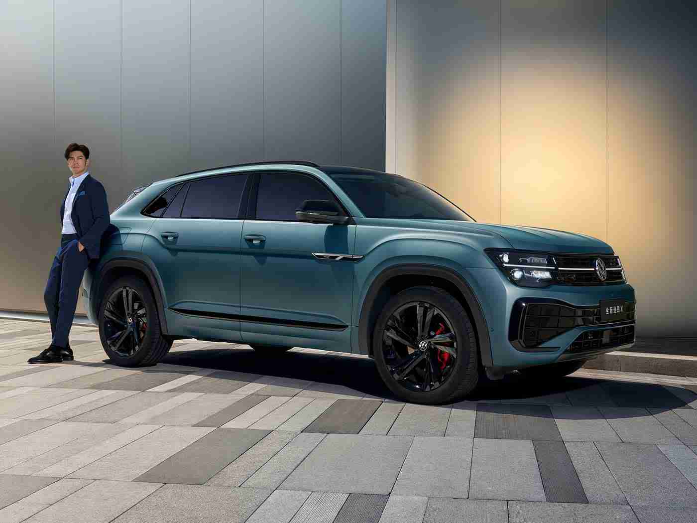 软件黄色：智能驾驭，安全护航，科技赋能新驾驶时代-1