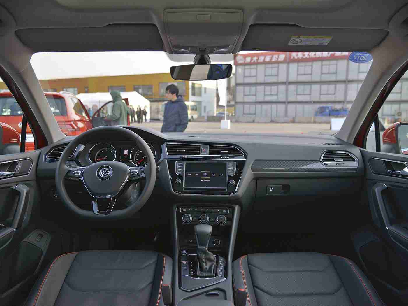 娇妻被按摩师3p到高潮：新能源汽车震撼上市，某品牌跨界按摩体验，引领科技潮流，车主身心愉悦-5