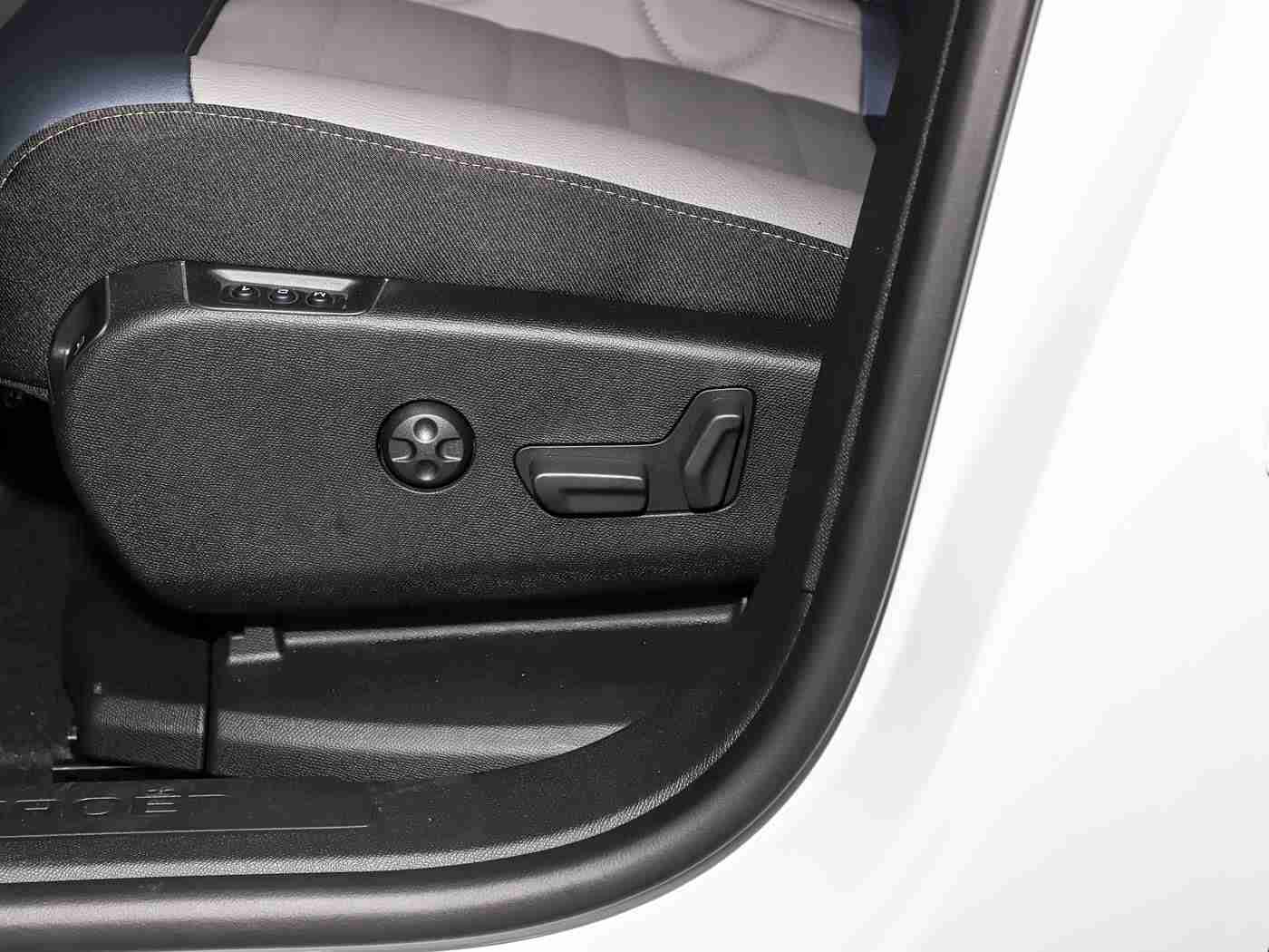 9久热：新能源汽车领航者，9久热汽车引领未来出行潮流-1