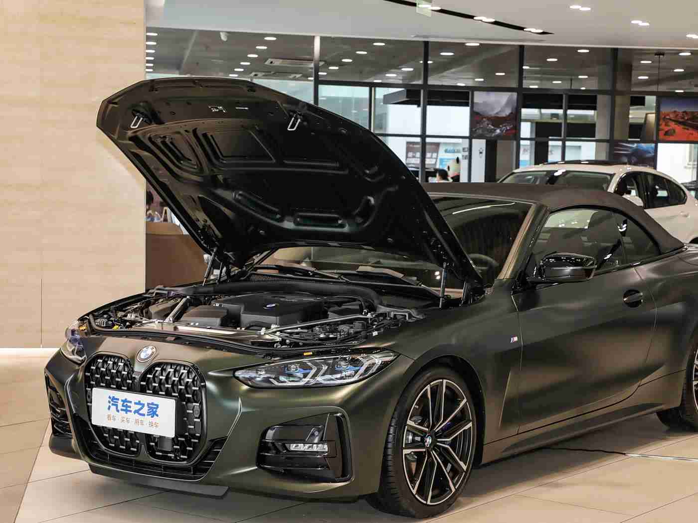 商务旅行中戴绿色帽子的老板同行台词：绿色动力，智能领航，商务出行新风尚-4