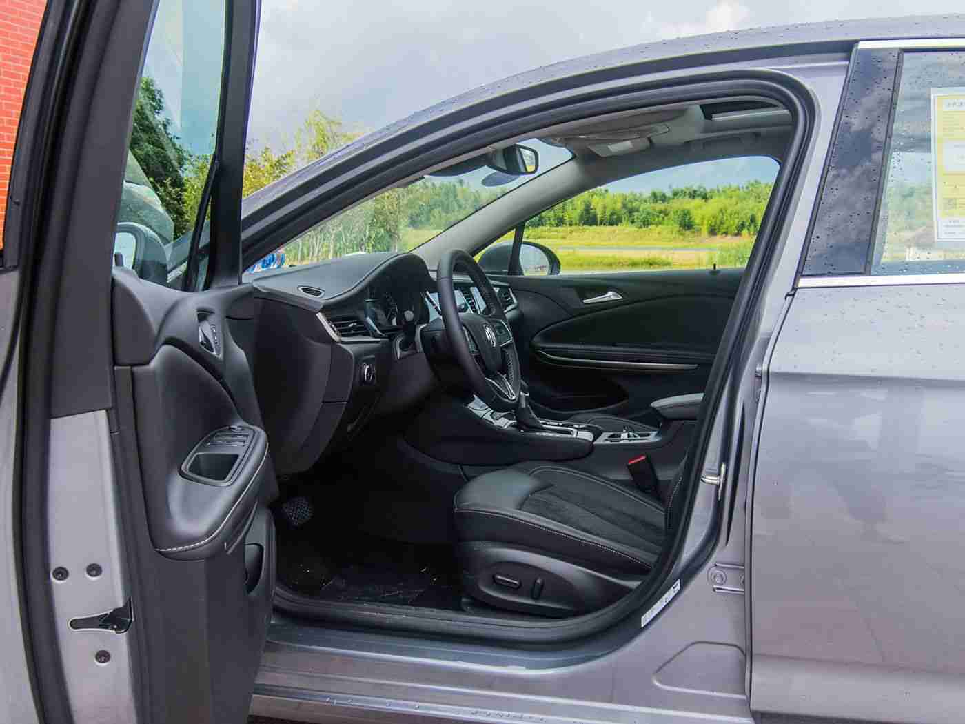 一级调色大片经典案例：汽车广告视觉盛宴：创意光影，调色艺术演绎速度与时尚-1