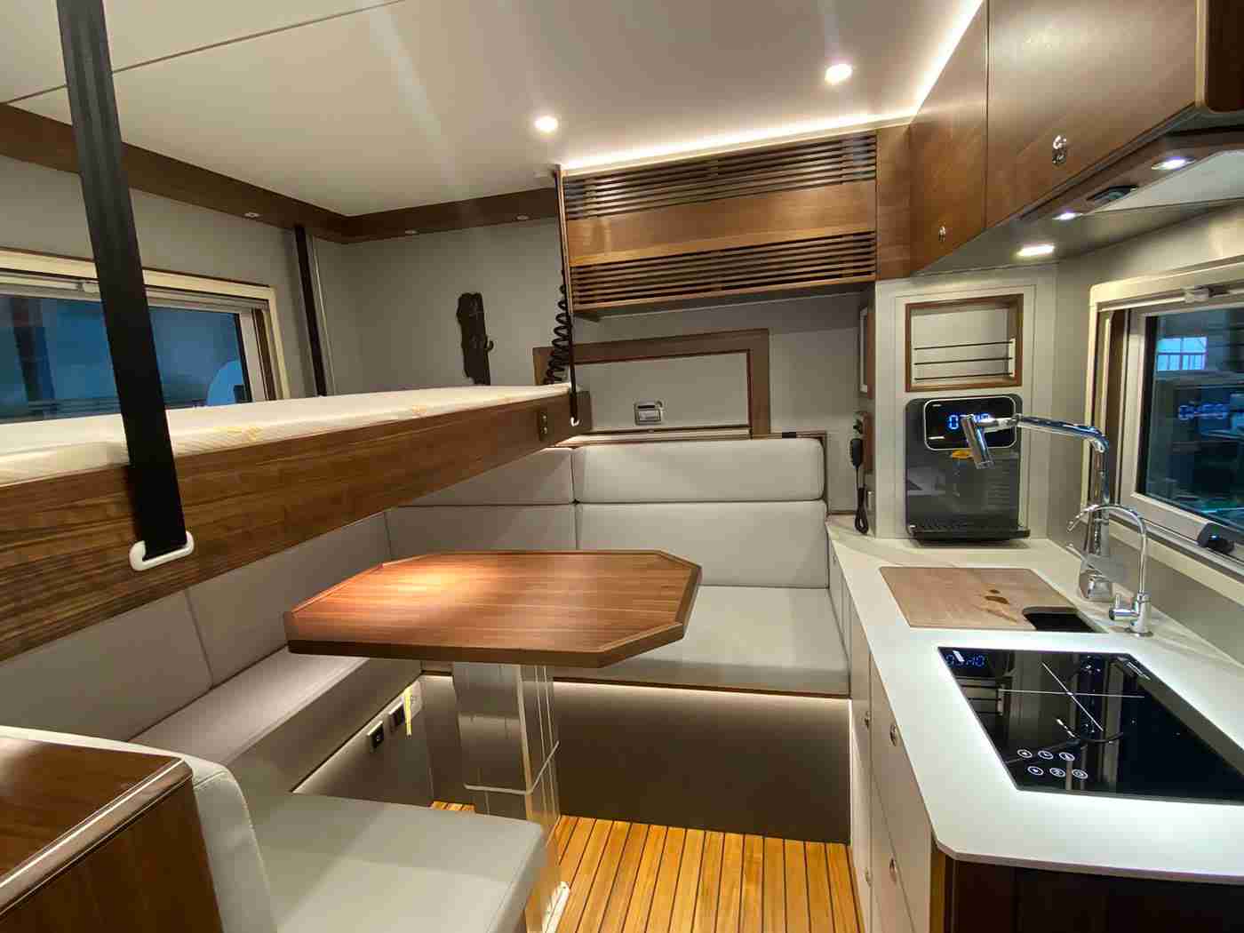 挠脚心+折磨+抹油+哭喊：“挑战极限，尽享驾驶乐趣：全新汽车“挠脚心”惊艳上市，独特设计引发市场热议”-3