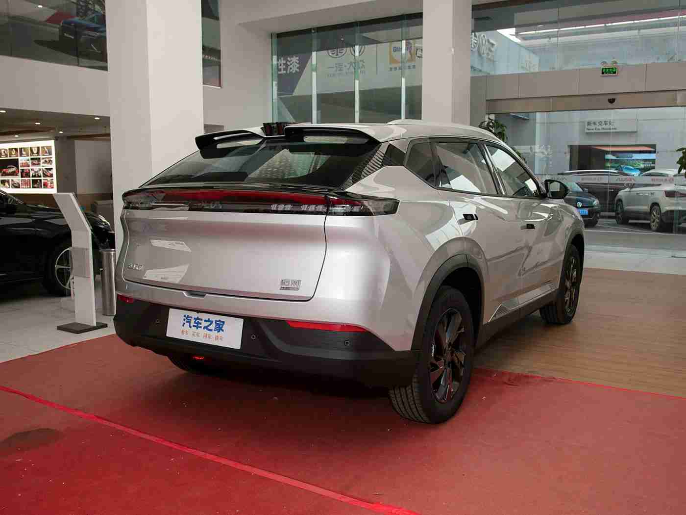 大尺度直播：汽车盛宴，创新直播揭秘品牌新科技，打造无忧购车新体验-1