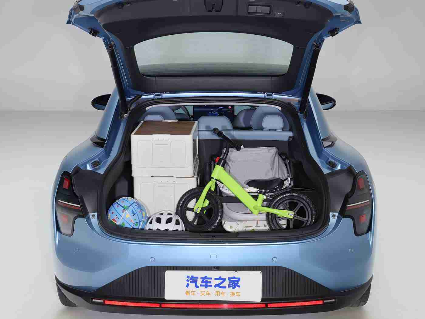 男生日女生软件：科技赋能，跨界创新：智能驾驶与新能源汽车引领汽车行业新潮流-3