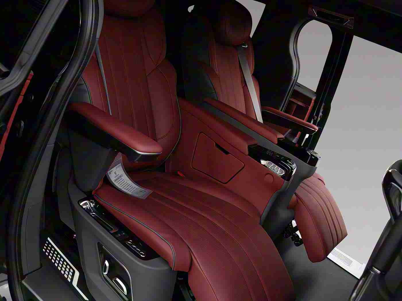 九九亚洲：九九亚洲全新SUV力压群雄，卓越性能时尚外观引市场热议-2