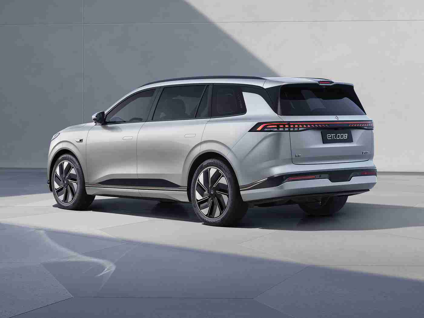 男生和女生一起差差差轮滑鞋：新能源汽车新宠儿：“差差差轮滑鞋”亮相，时尚环保，驾驶体验独特-3