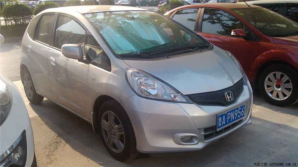 大学生超帅GayXXXX:校园风采:汽车文化热潮席卷,青春学子演绎改装与赛车传奇-1