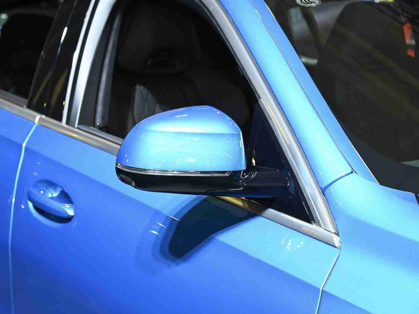 双人床上打扑克：“奢华空间，娱乐无限：豪华轿车打造新派驾驶生活体验”-1