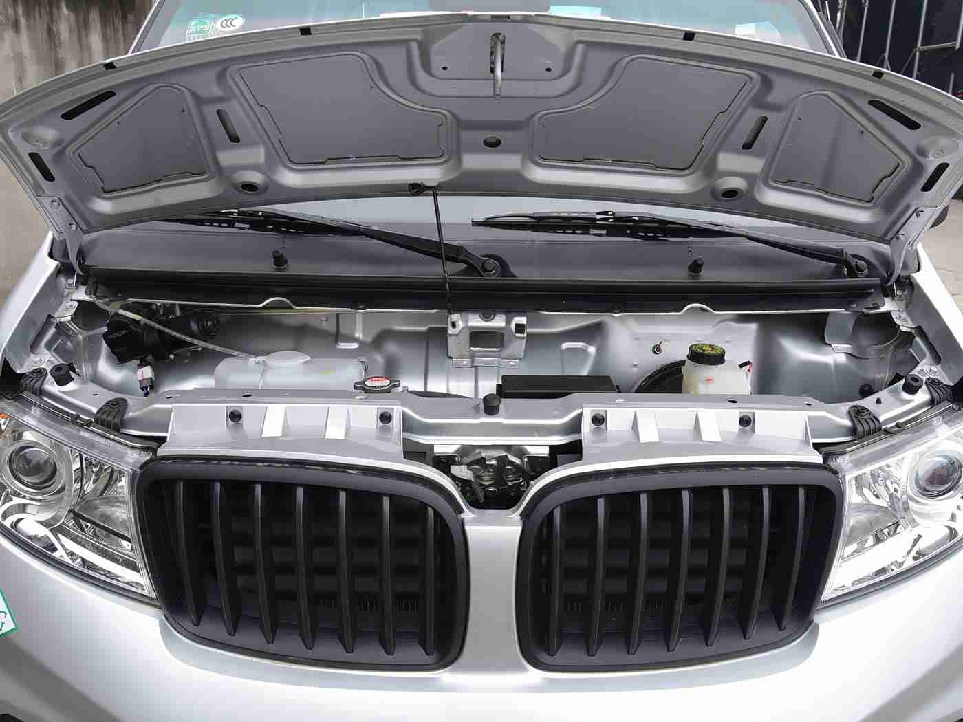 男生女生一起搓搓搓：“创新跨界设计，环保科技引领潮流：某知名品牌概念车闪耀登场，打造全新出行体验”-1