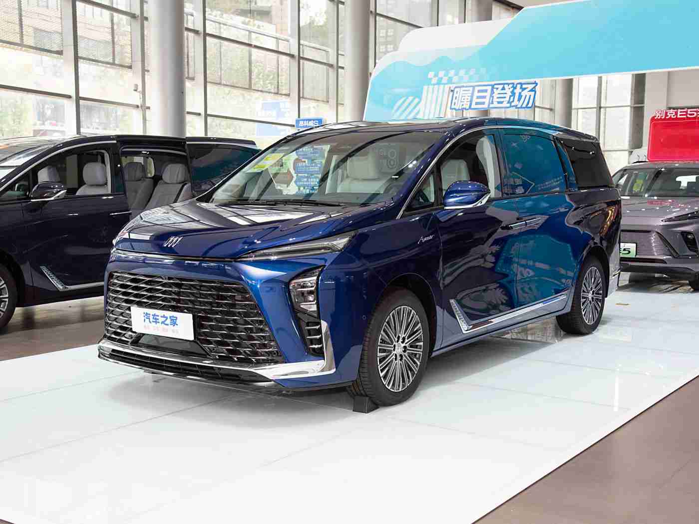 男女打扑克：梦幻飞驰，扑克盛宴中绽放的都市驾驶梦想-1