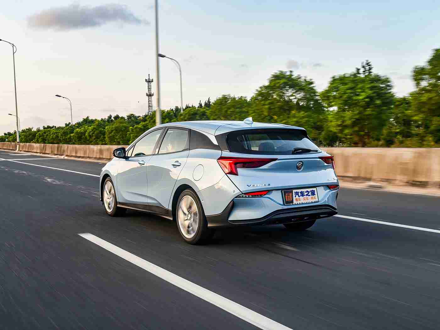 少妇被按摩师做爰高潮：引领潮流新驾乘体验：全新设计、高效动力、智能科技，这款新车即将颠覆汽车界-3