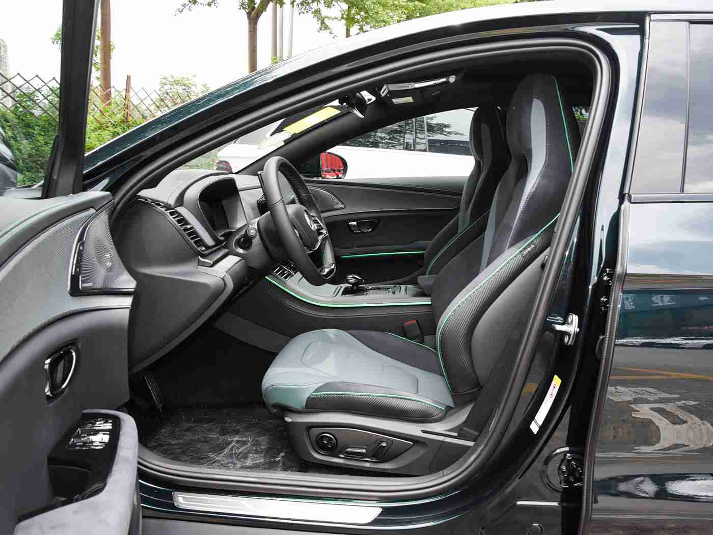 国产AⅤ：国产潮流新势力，AⅤ车型引领驾驶新体验-1