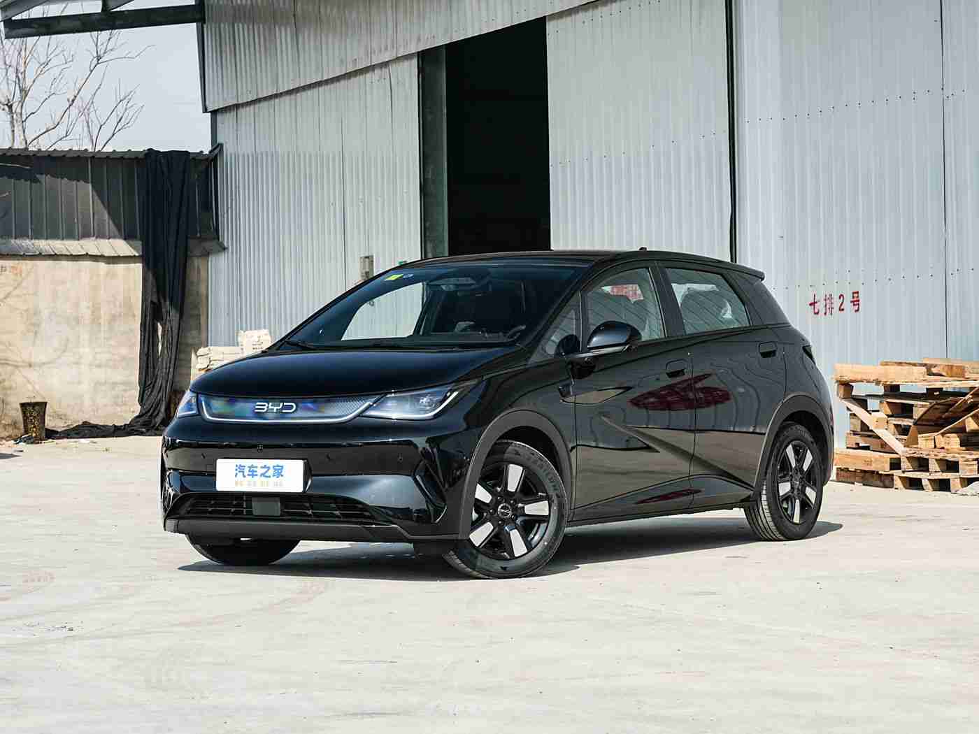 王者荣耀女英雄全身没有小爱心图片：创新设计，智能科技，环保续航：某知名品牌新能源汽车引领市场新潮流，备受期待！-2