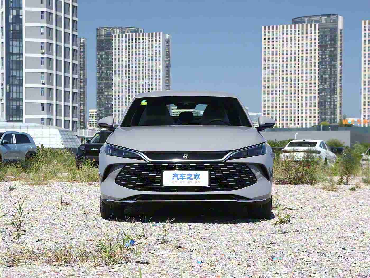 男人和女人一起差差差：“驾驭激情，温馨同行：男女共绘汽车生活新篇章”-2