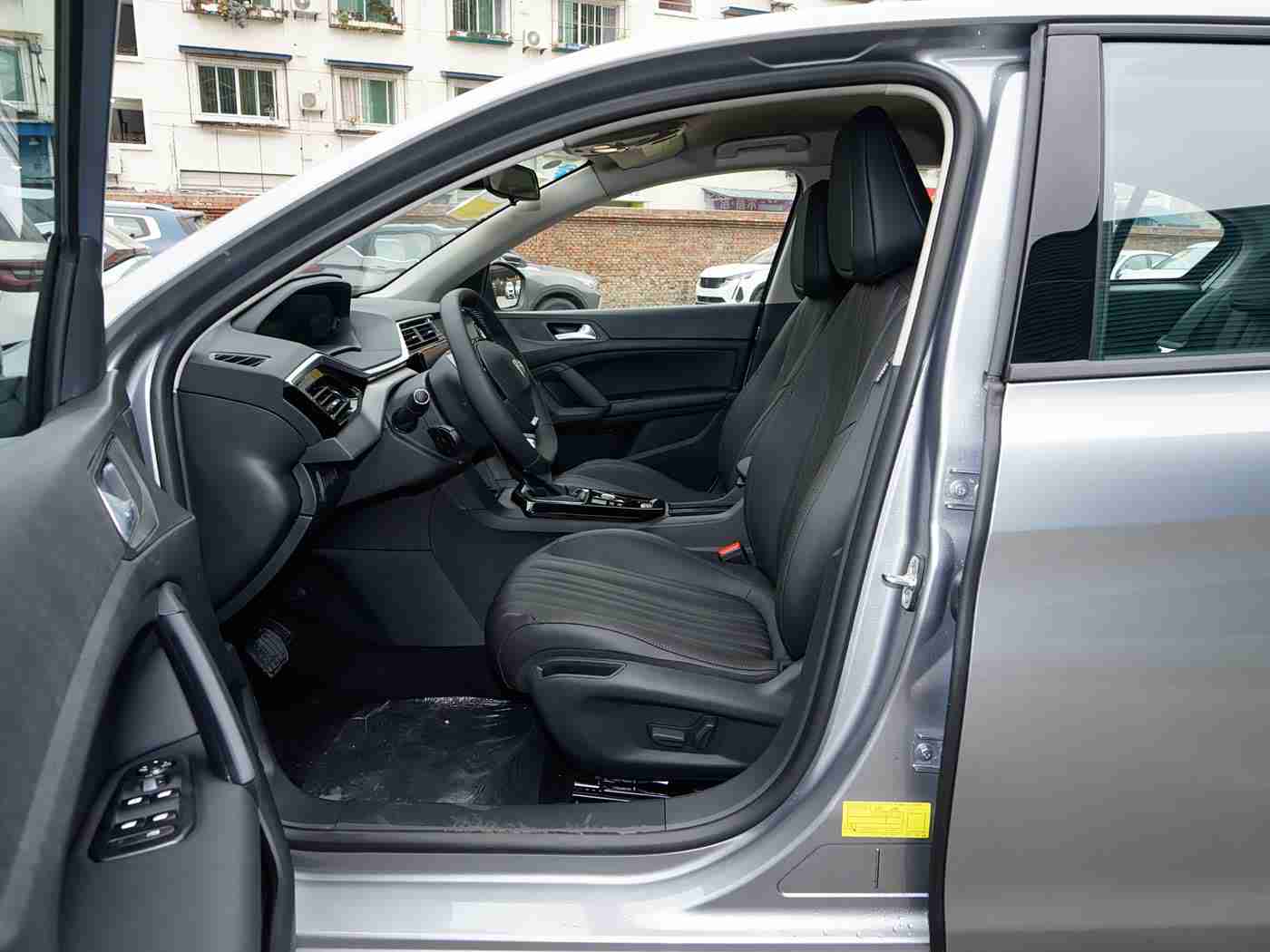 免费黄色:汽车色彩新趋势:独特黄色引领个性潮流,安全时尚双丰收-1