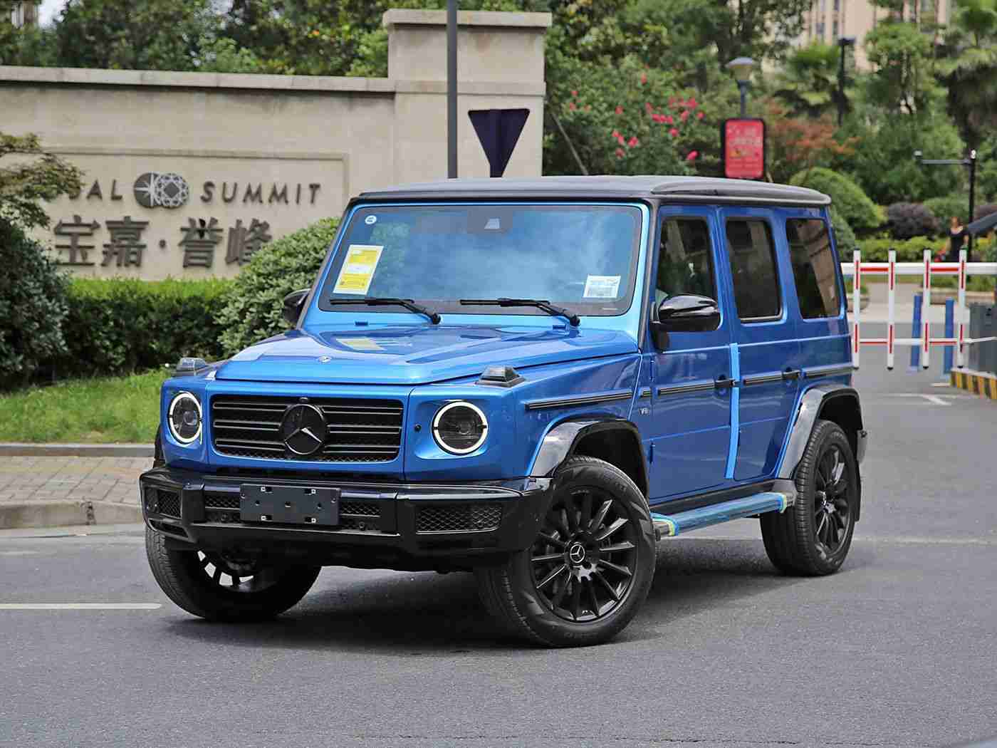 香蕉插进桃子里：跨界奇观，香蕉桃子元素打造独特设计，智能环保新车型引市场瞩目-1