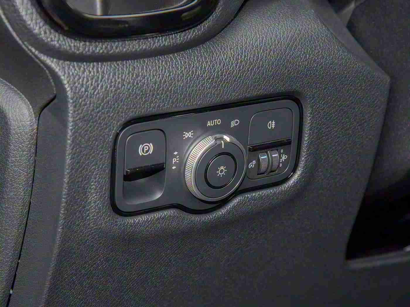 剧烈运动打扑克：智能扑克驾驶盛宴，革新体验，绿色未来-3