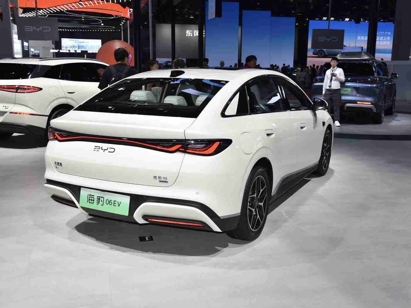 男生和女生一起插插插：汽车行业创新新举措：男女工程师携手“电”启未来，共绘绿色共享新蓝图-1