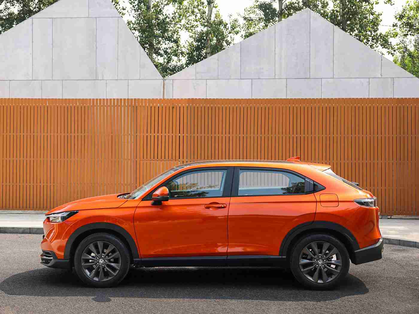 按摩师扒开腿按摩花蒂：“花蒂车门设计引领潮流，创新科技打造汽车新体验，某知名品牌新车型备受瞩目”-3