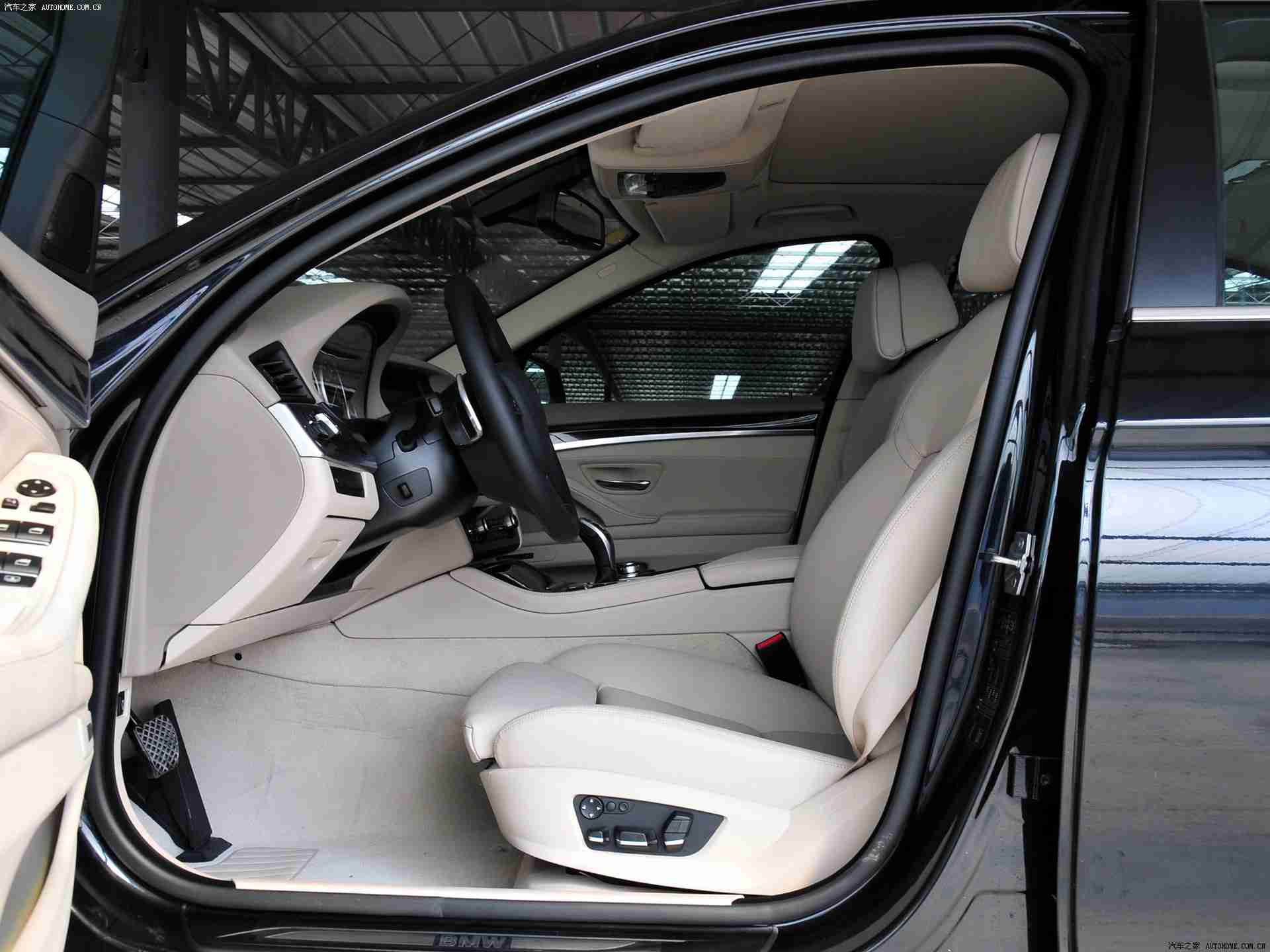 将界2第3集打扑克80秒：未来驾趣，智能“扑克”出行新体验-1