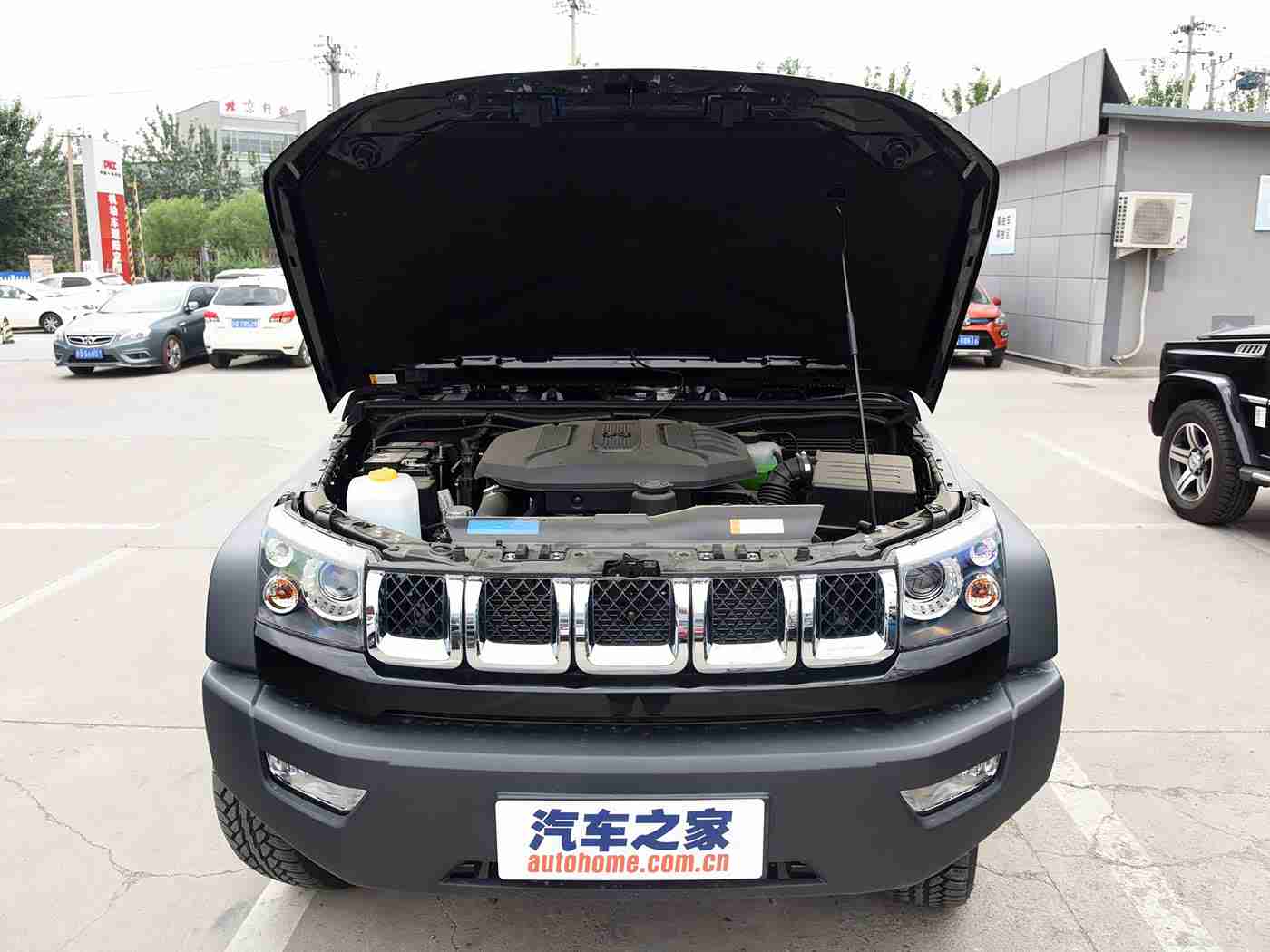 亚裔女被黑人玩到翻眼：市中心惊现驾驶挑衅：亚裔女司机冷静应对，警方介入调查-2