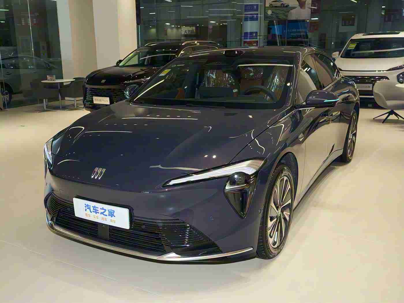 黑人巨吊：“非洲风情与创新科技碰撞：全新车型引领未来汽车潮流，惊艳市场眼球！”-1