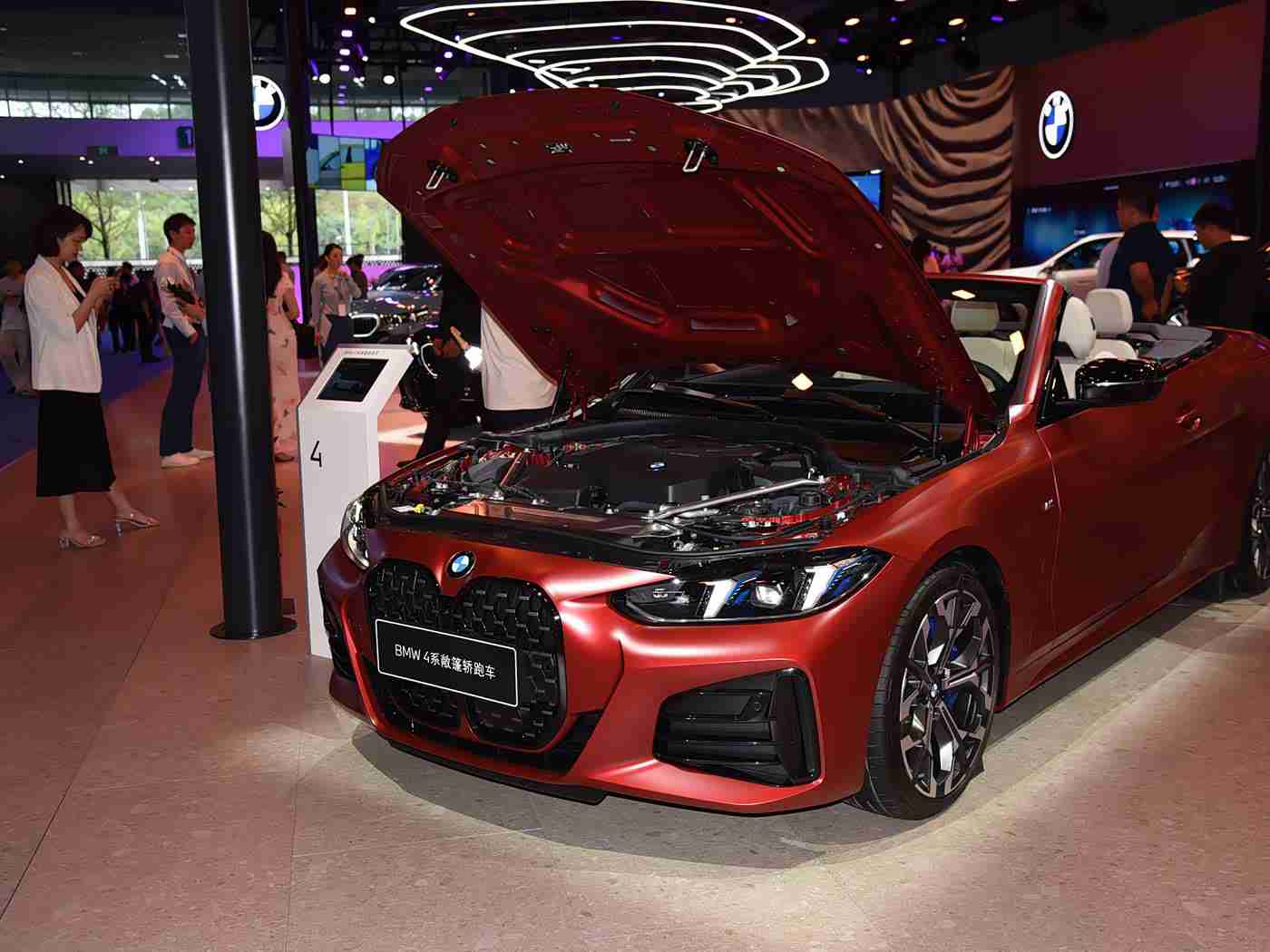 JuliaAnn   大战黑人：科技美学碰撞，未来概念车JuliaAnn与黑人车手激情对决，引领汽车潮流新篇章-1