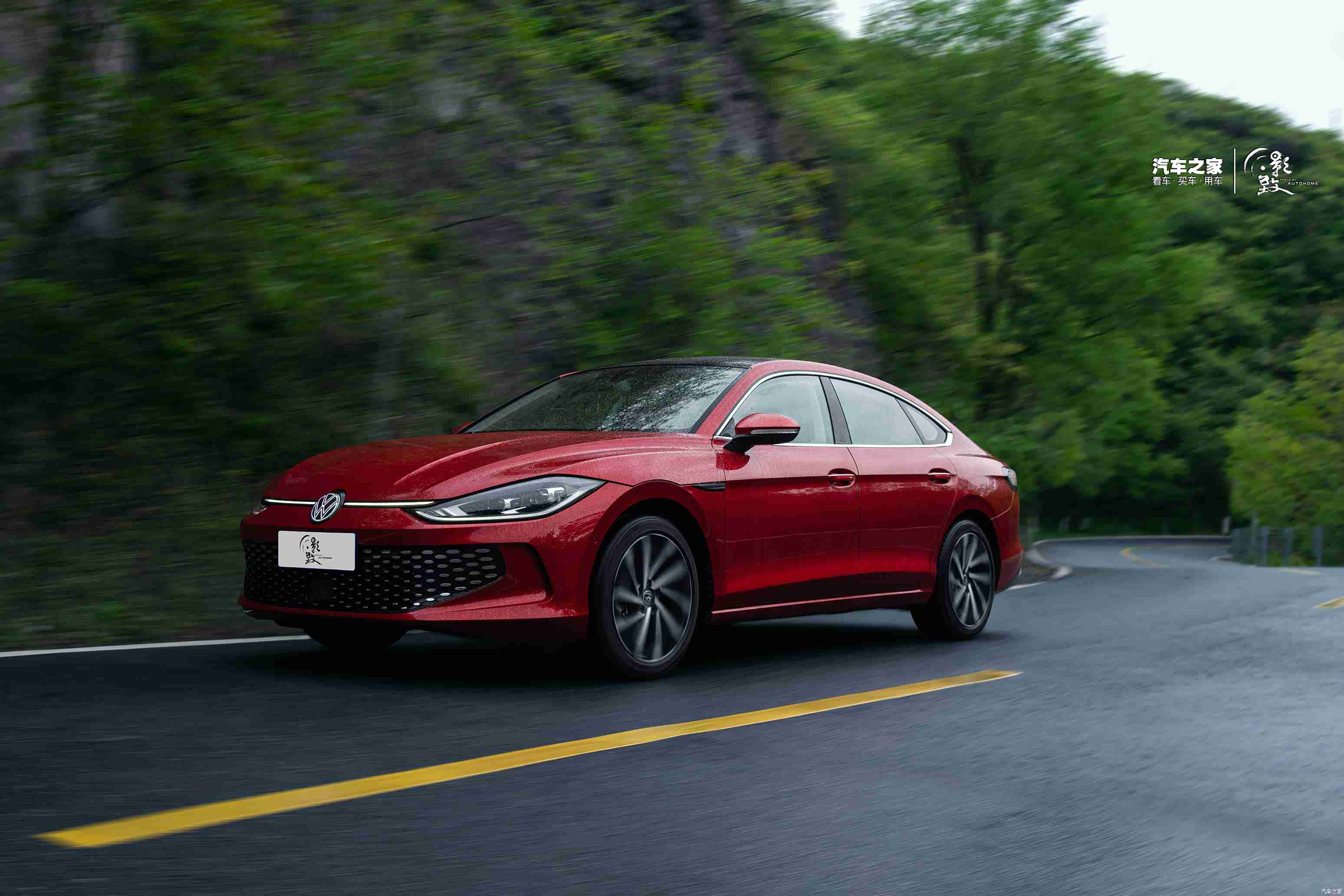 美女扒开屁股：新能源汽车环保实用大揭秘：美女街头创意展示引关注-4