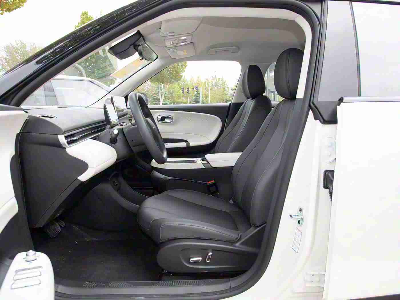 大香蕉插水蜜桃：创新设计引领潮流，全新车型“大香蕉插水蜜桃”惊艳登场-2