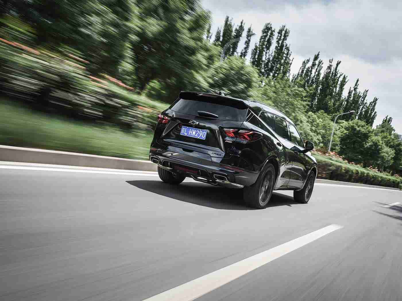 打扑克又喊又叫的软件：智能语音互动，驾驶娱乐新体验：汽车行业变革中的“语音打牌神器”亮相-2