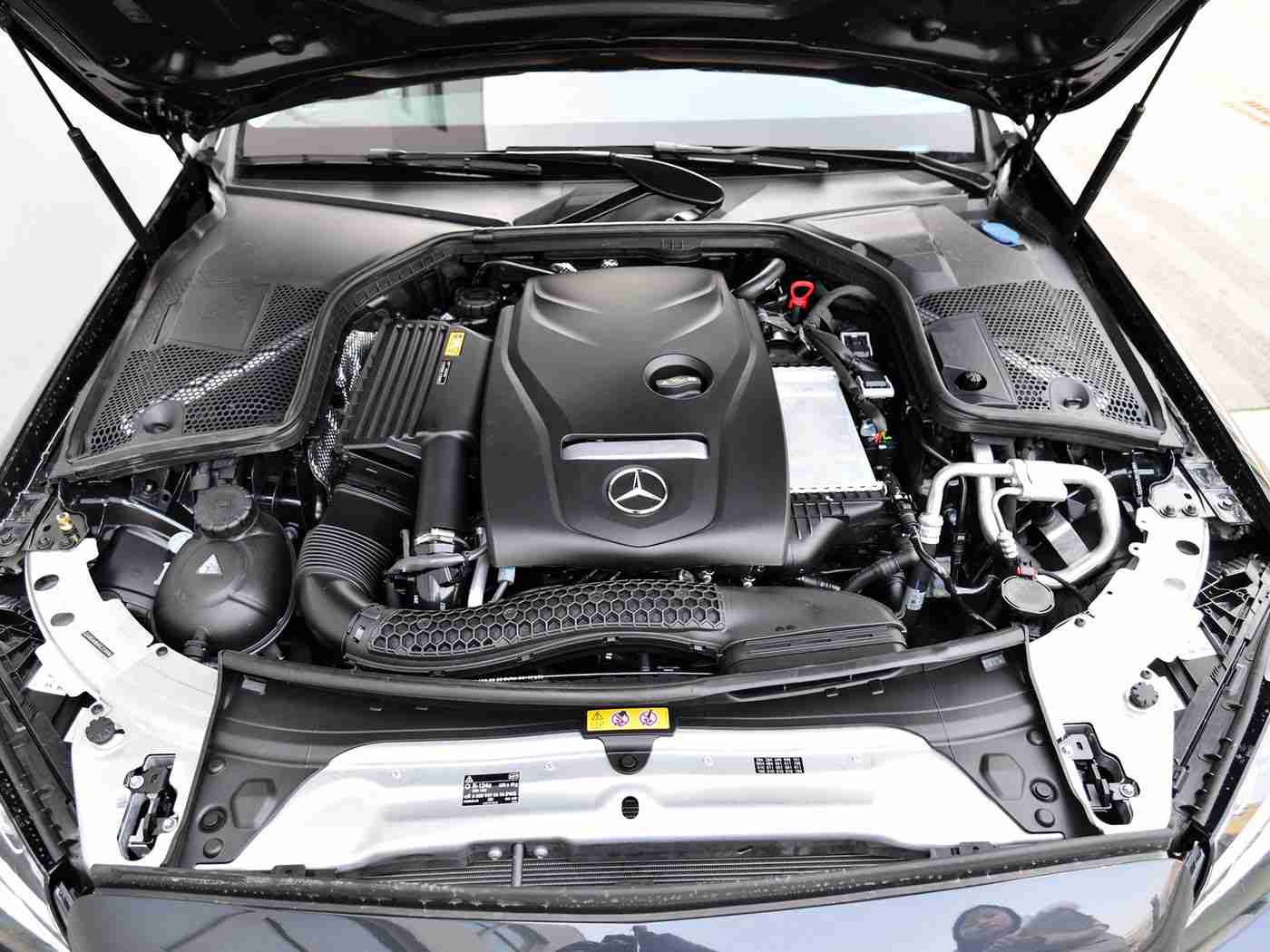 黄色富二代:豪华车市新势力崛起:独特设计、智能科技,这款新贵轿车备受瞩目-1