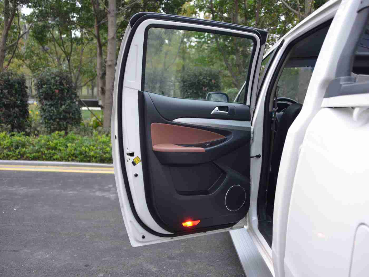 商务旅行中戴绿色帽子的老板同行台词：绿色动力，智能领航，商务出行新风尚-1