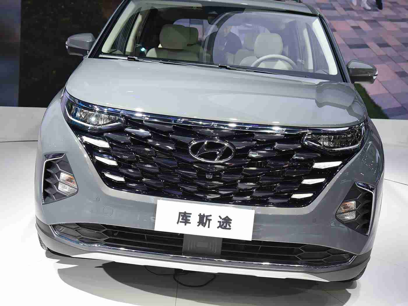 男生女生一起修修修轮滑鞋免费下载:趣味视频普及汽车知识,男女车主共修轮滑鞋乐趣无穷-1