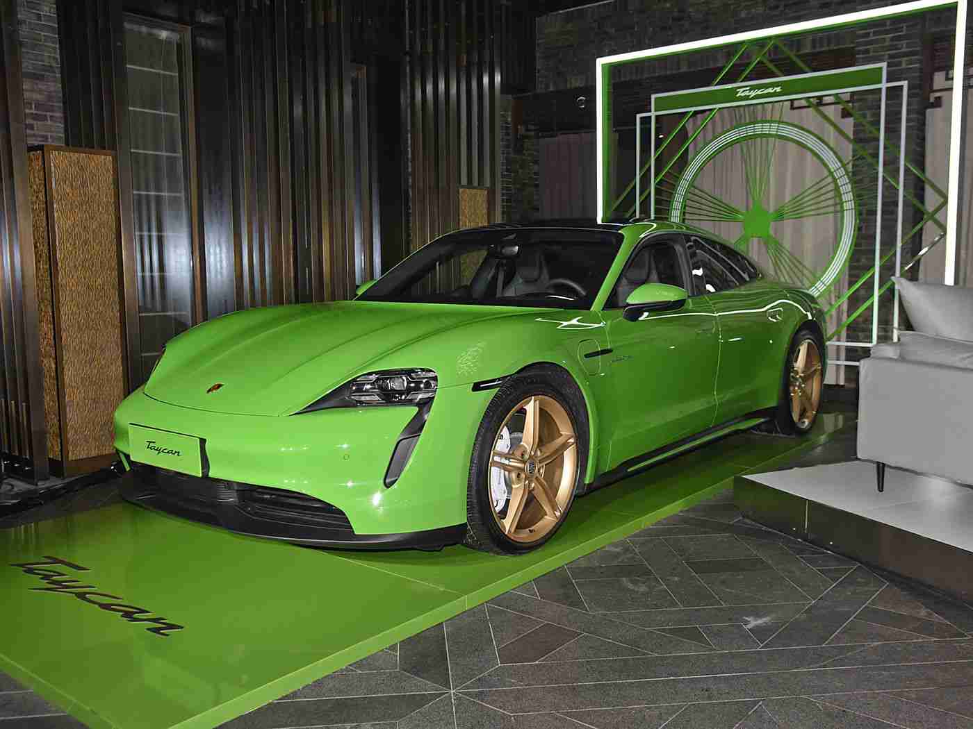 亭亭玉立国色天香：独具匠心外观，舒适内饰，强劲动力SUV新车引关注-3