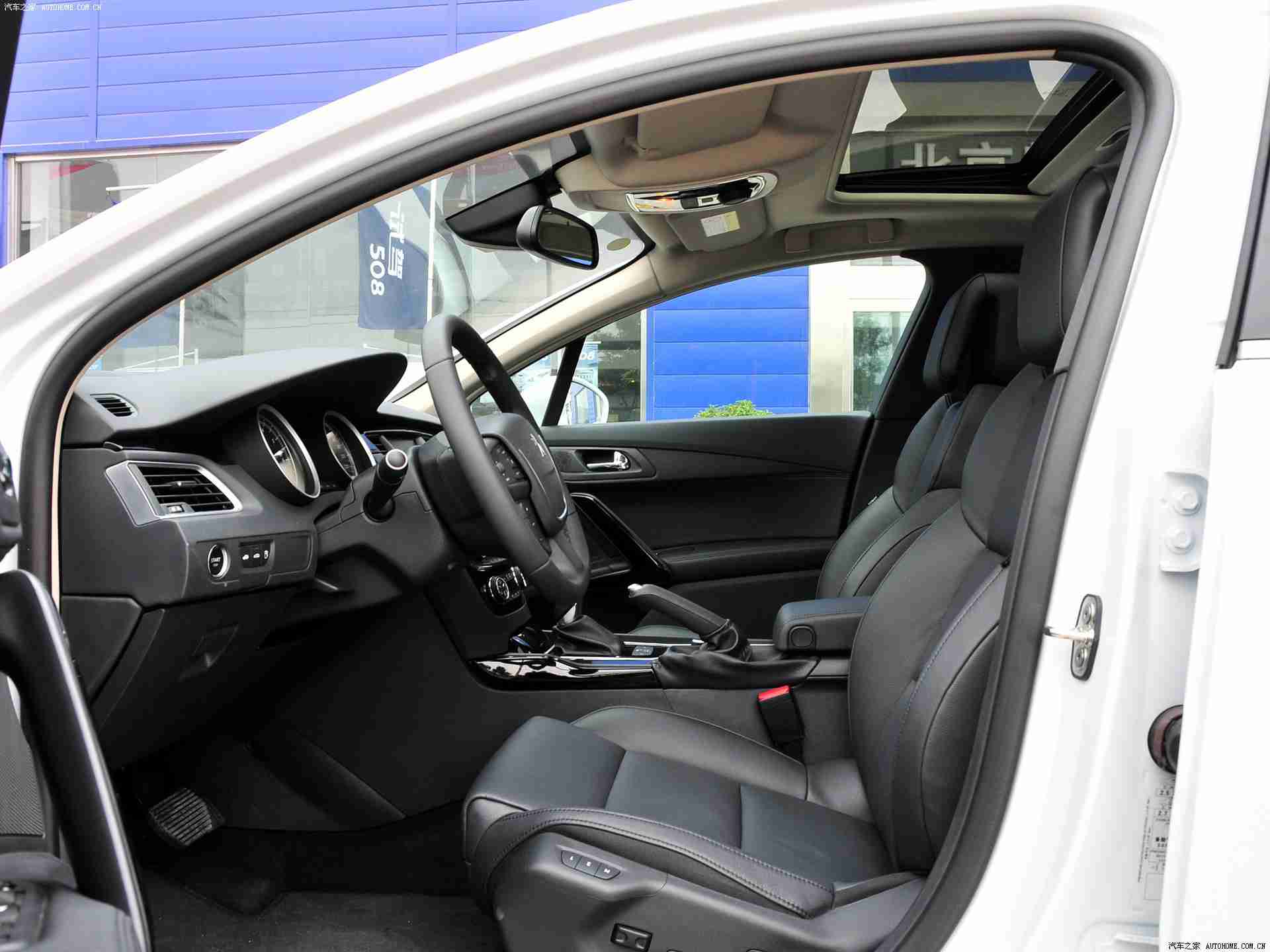 五月天一区二区:“五月购车热潮席卷,“新能源汽车与跨界合作”成焦点,汽车市场活力四射展现新趋势”-1