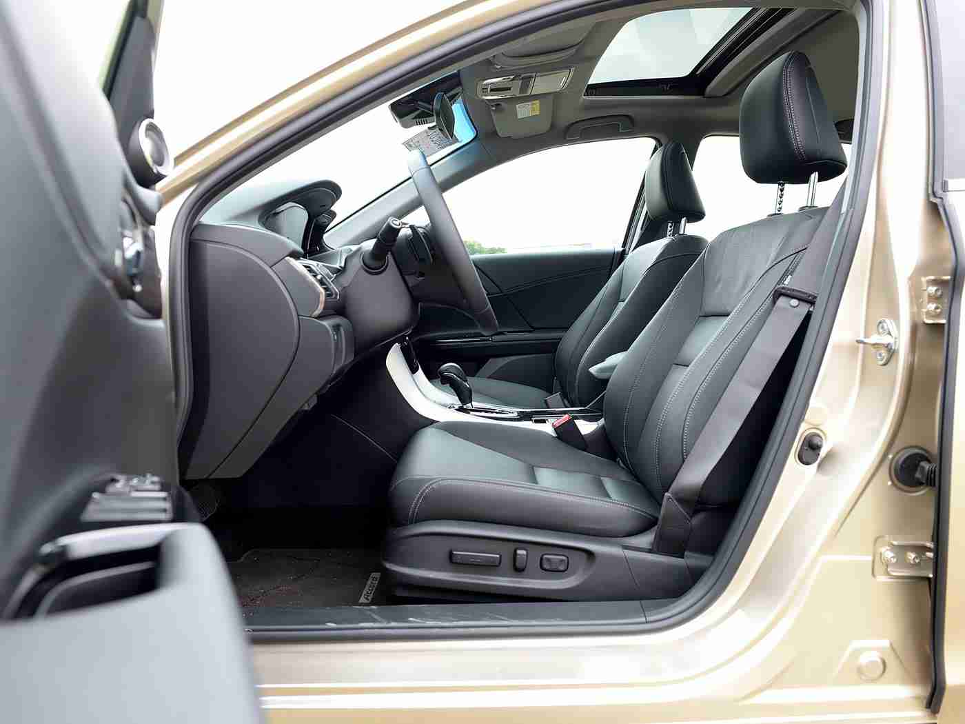 一亲二脱三叉：革新驾驶乐趣，智能配置引领潮流：全新车型带来极致驾驶体验-2