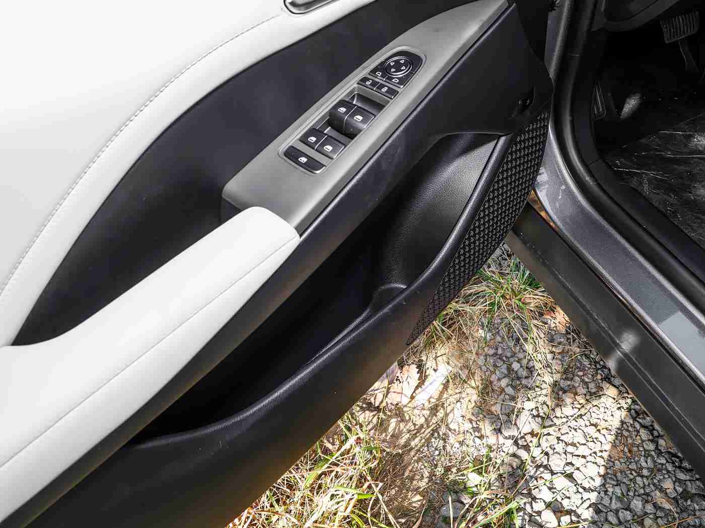 小小拗女BBw搡BBBB搡：专为女性打造，科技与安全并重——新锐汽车品牌引领绿色出行潮流-1