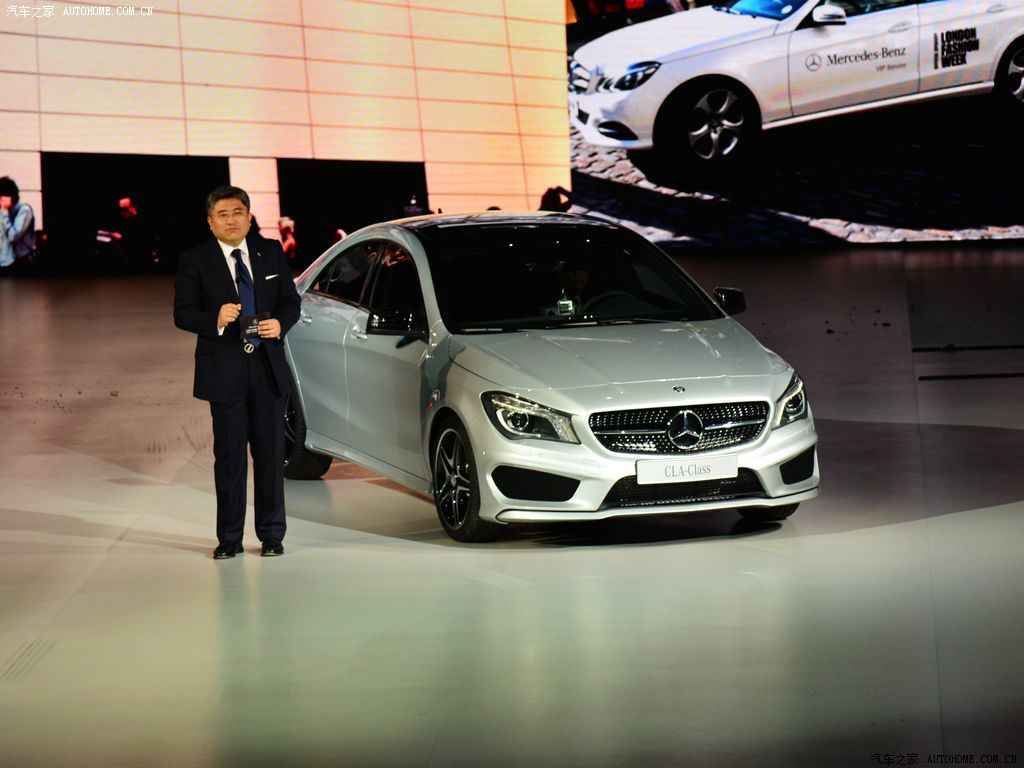 男人和女人一起差差差：“驾驭激情，温馨同行：男女共绘汽车生活新篇章”-1