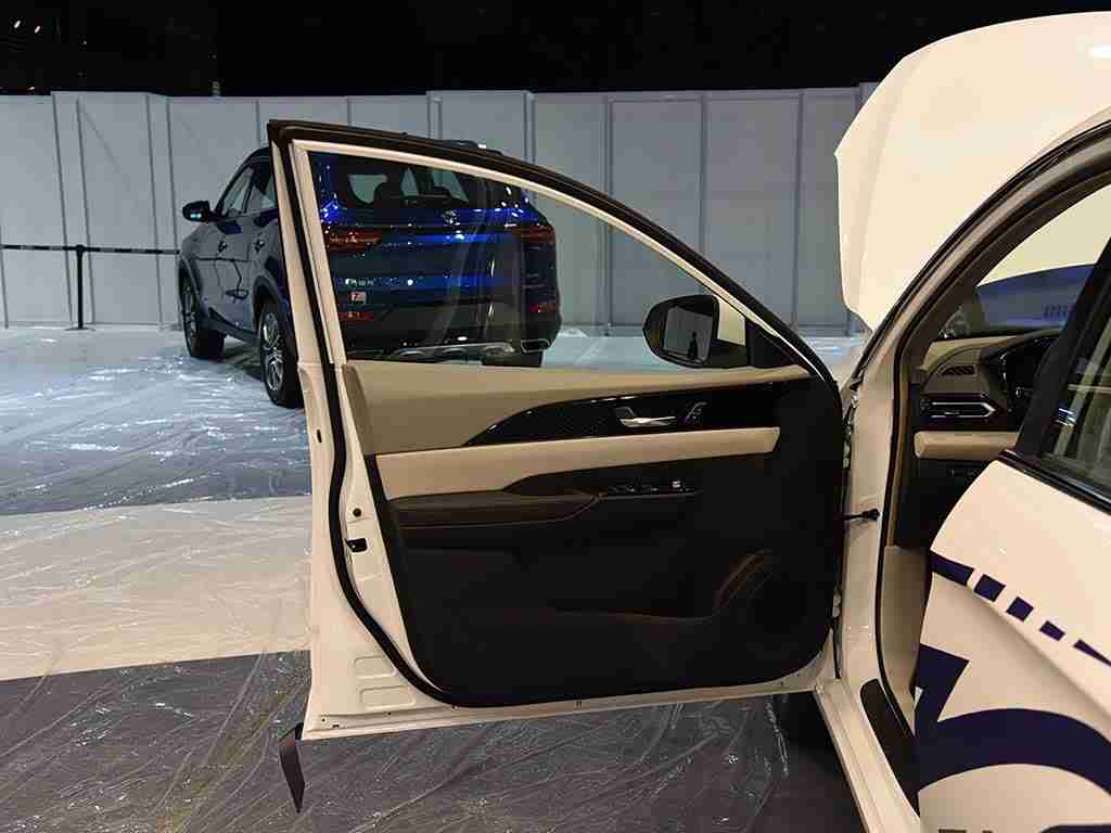 黄色软件303：智驾领航，人车共融，体验未来驾控新境界-1