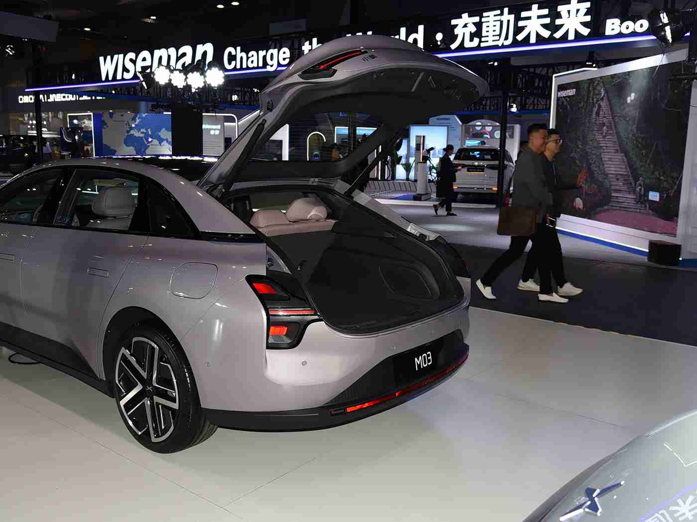 17c吃瓜：流光溢彩智驱未来，动感先锋引领车坛新风潮-1