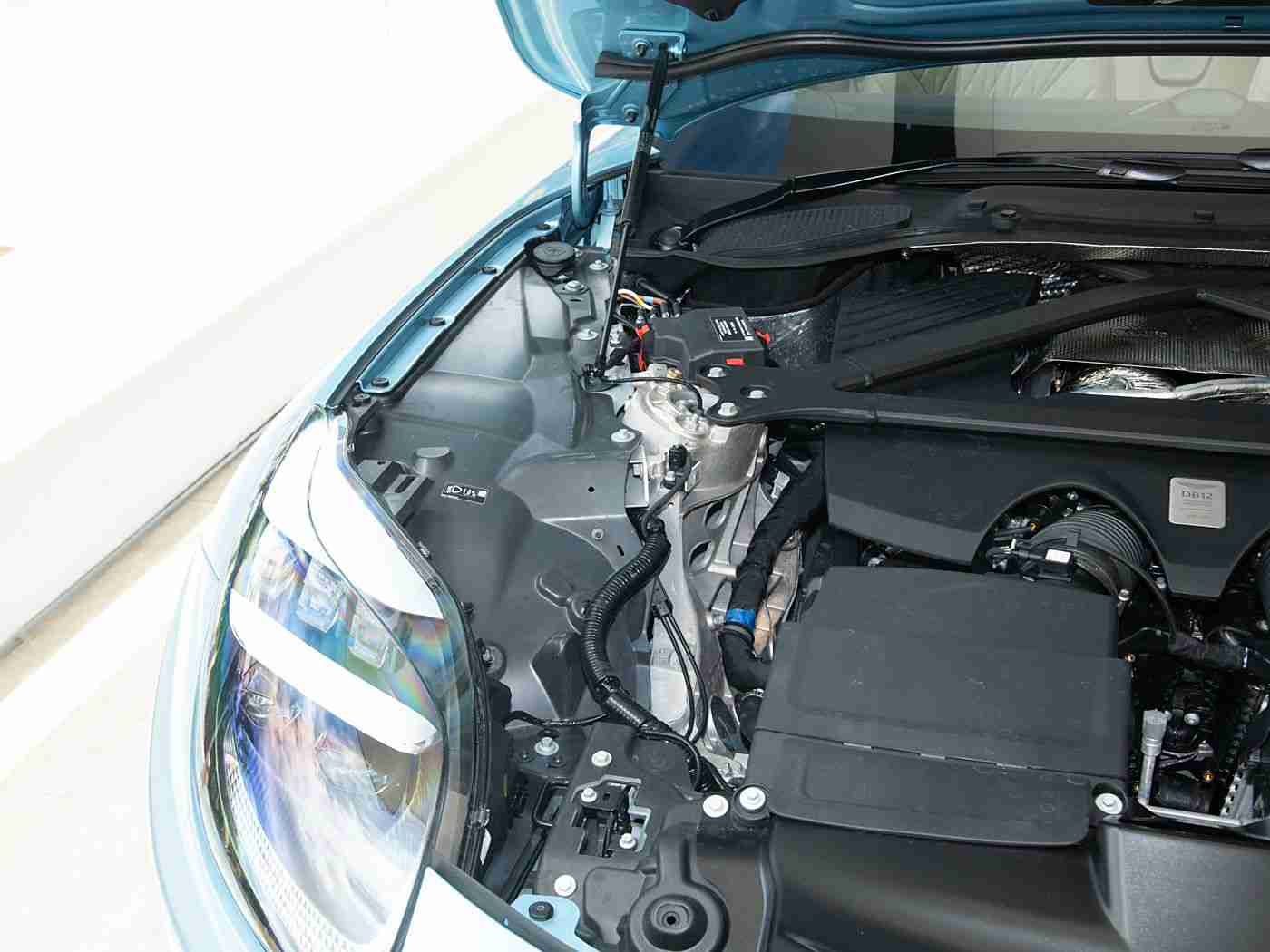 ssis698:新能源汽车领航者:ssis698亮相,智能环保设计引领未来出行潮流-3