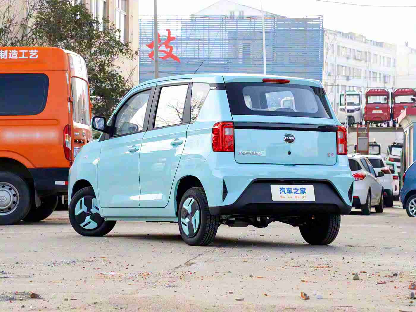 在床上打扑克牌：“颠覆传统，未来感十足：汽车新概念车打造移动娱乐室，体验趣味驾驶新境界”-2