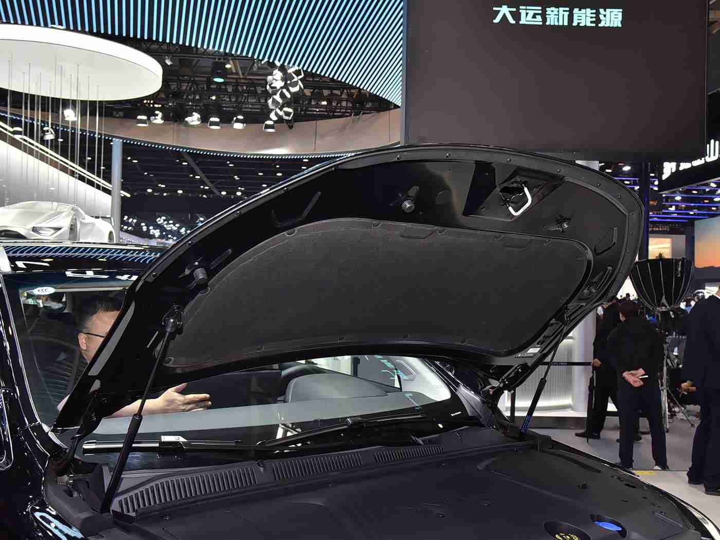 男生和女生一起拆拆很痛：汽车维修中心发现男女协作痛点，优化分工提升效率-3