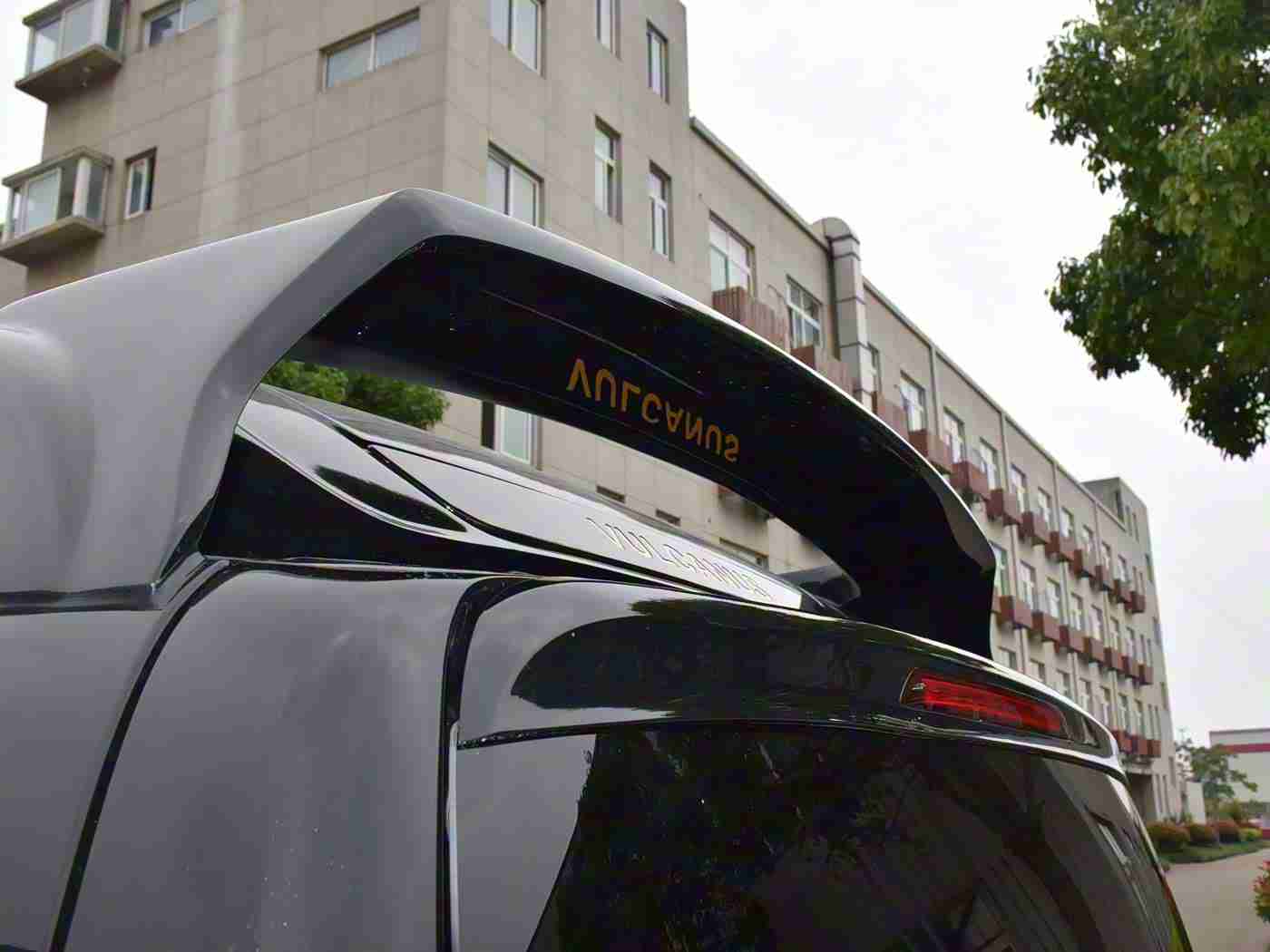 男生和女生打扑克：智能驾驶新体验：创新系统引领“都市驾驶乐趣”扑克大赛-4