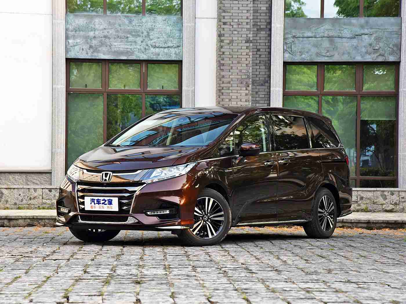 未成年软件：“科技护航，青少年驾驶安全新篇章：汽车行业智能化创新引领未来出行体验”-2