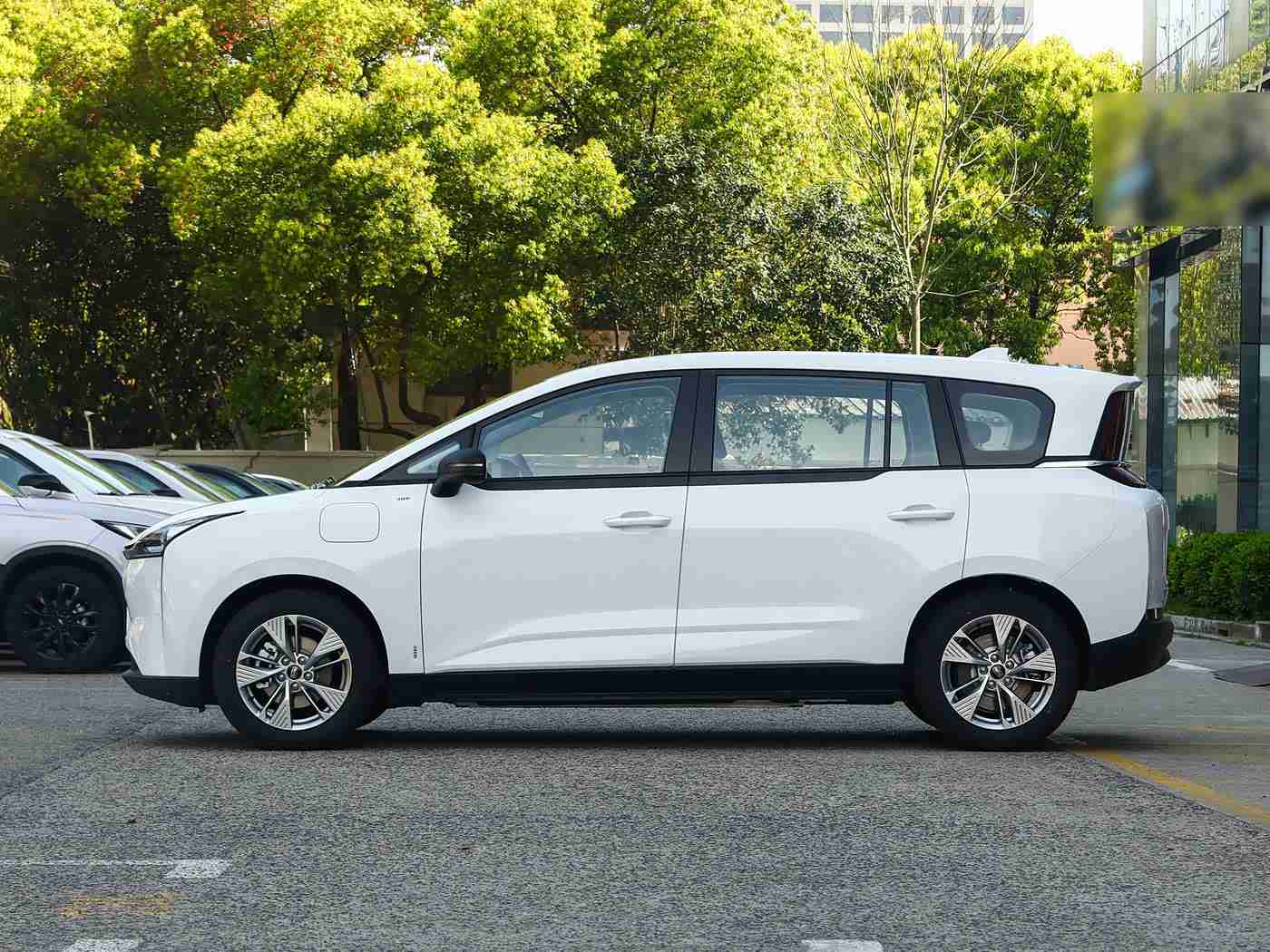 打屁股网站：新能源汽车热潮下，“打屁股网站”成汽车资讯新宠，购车决策好帮手-1