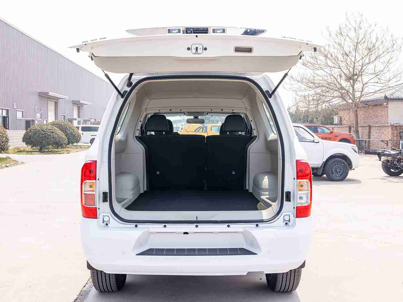 黄色软键：智能交互新风尚，一键解忧助安全：汽车科技新宠引领驾驶革命-2