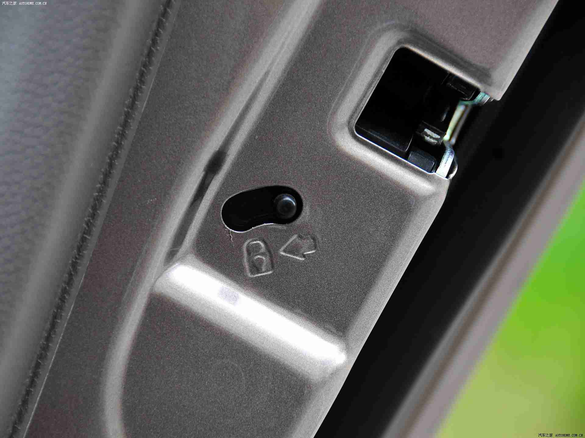 特大黑人巨大XXXXXXX：“速度与激情碰撞，科技美学融合：全新车型引领汽车潮流，备受期待瞩目！”-3